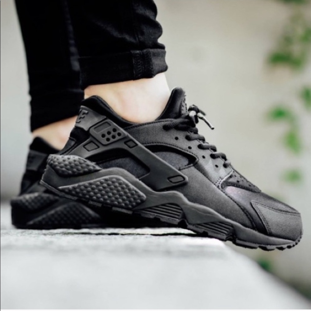 Black NIKE Huarache